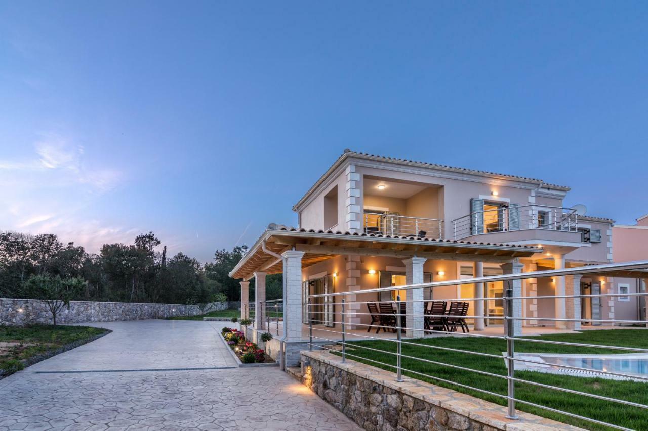 Villa Johnnie Pouládes Exterior foto